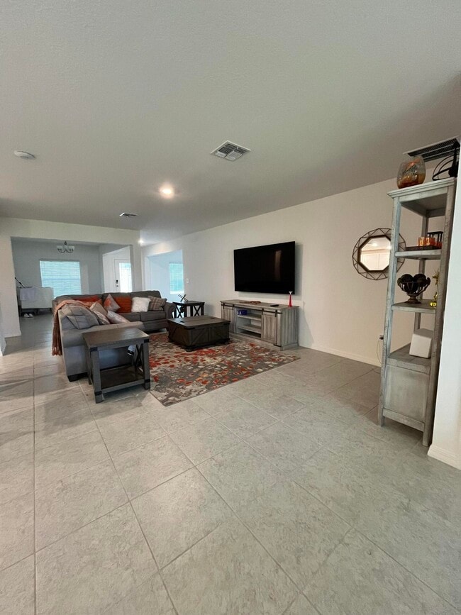 Building Photo - 1425 SW Vicuna Ln