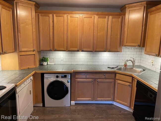 Building Photo - 7220 Bluewater Dr