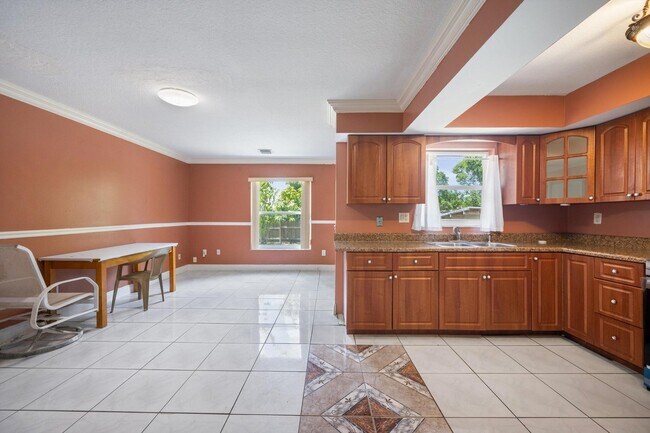 Building Photo - 4928 Marbella Rd N