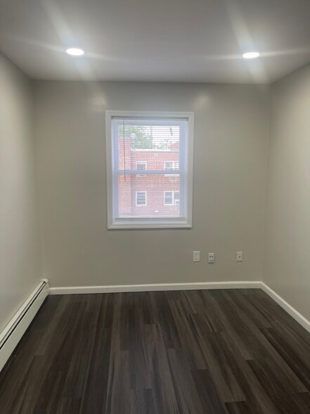 Building Photo - 825 Ashford St