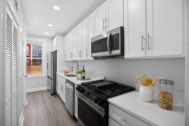 Building Photo - wonderful 3BR 1.5 Bath in the H st Corridor