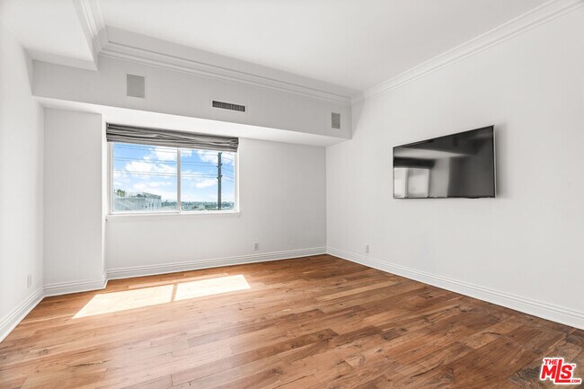 Building Photo - 1155 N La Cienega Blvd