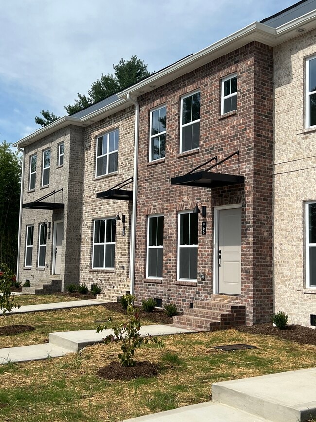 Building Photo - 1011 E 10th St