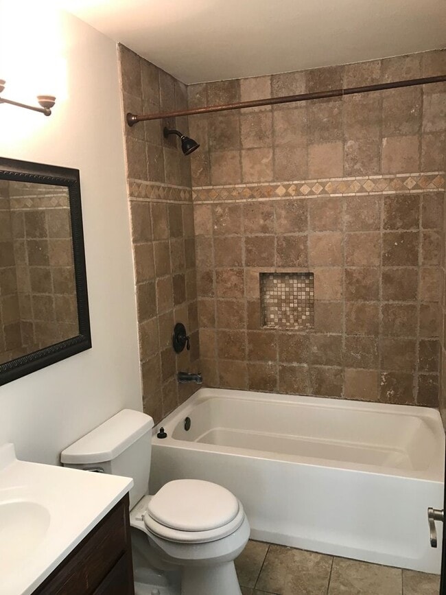 Building Photo - 3 Bedroom Townhome for Lease in Highly Des...