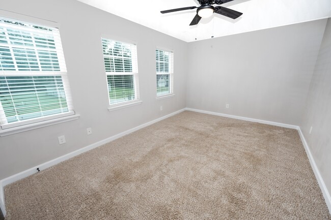 Building Photo - 204 Gillcrest Ct