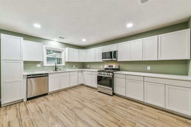 Building Photo - 605 Kings Ct