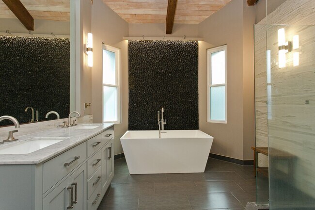 Building Photo - Elegant Oceanview Residence in Prestigious Hawaii Loa Ridge – 3 Bed / 3 Bath