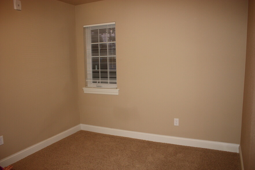 Building Photo - 102 Grandview Ct