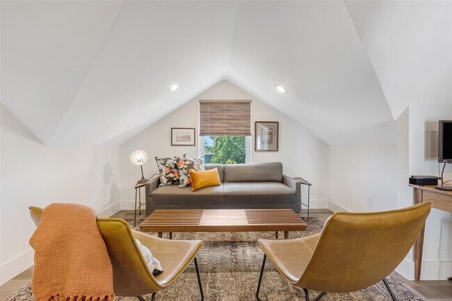 Building Photo - 1217 1/2 W 39th St