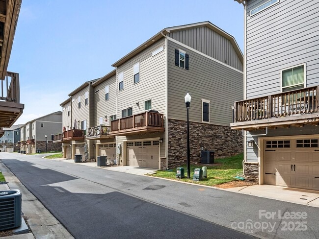 Building Photo - 2049 Birchside Dr
