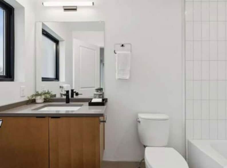 Building Photo - 1547 Pallister St