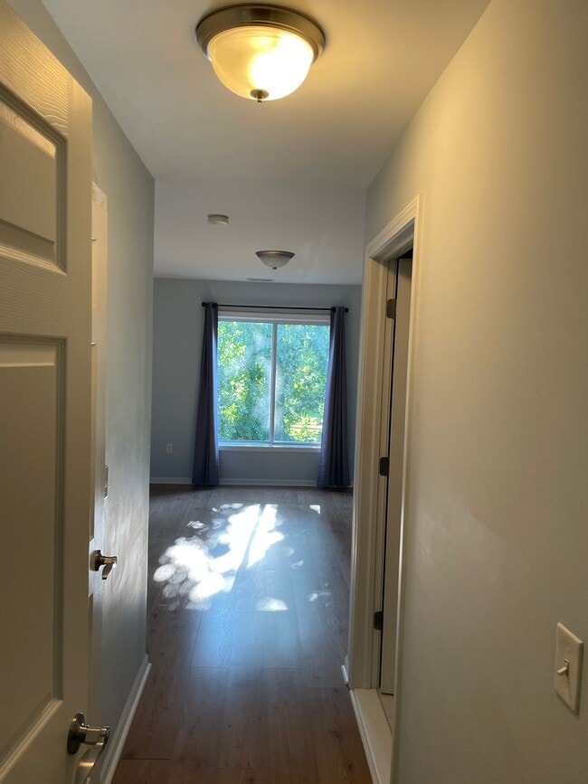 Building Photo - Beautiful 2 bed 2 bath upper Utica 1710 sq...