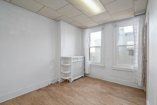 Building Photo - 2341 S Woodstock St