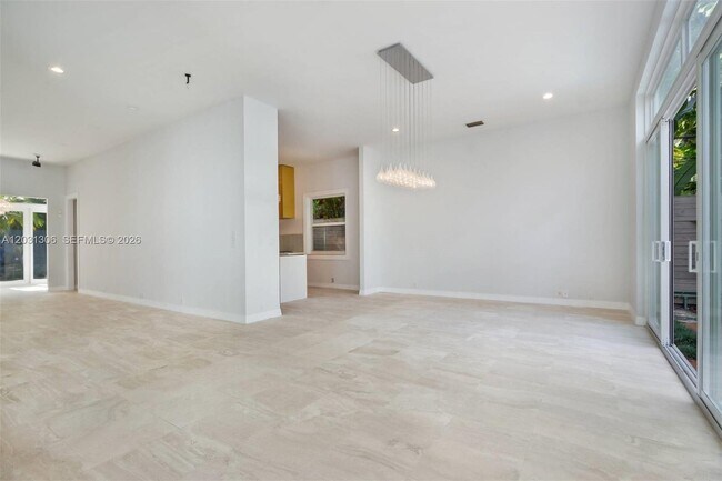 Building Photo - 4051 Ensenada Ave