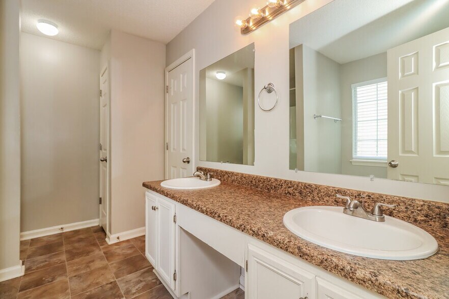 Building Photo - 2158 Denson Ln S W