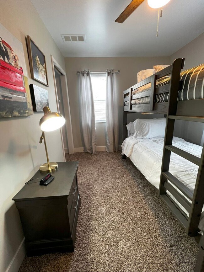 Building Photo - Fully Furnished rental with excellent cent...