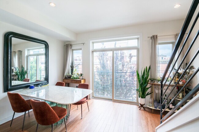 Building Photo - Gorgeous Fairmount One Bedroom Condo