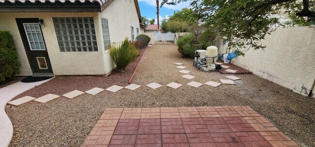 Building Photo - Well Maintained Single Story Pool Home in a great location!