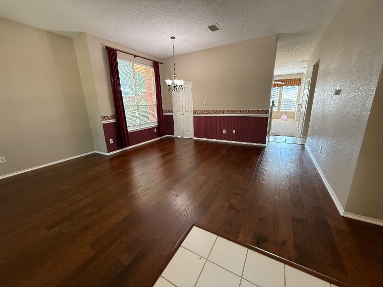 Building Photo - 1022 Dickens Ln