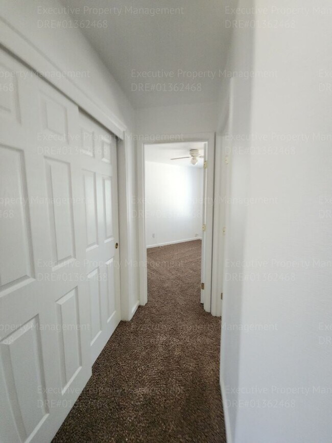 Building Photo - 5 bedrooms/ 2 baths Location Olive Dr/ Old Farm Rd