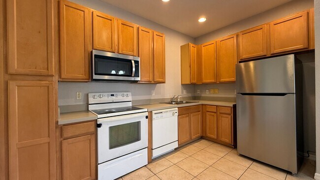 Building Photo - Spacious 4-Bed, 3-Bath End Unit Townhome w...
