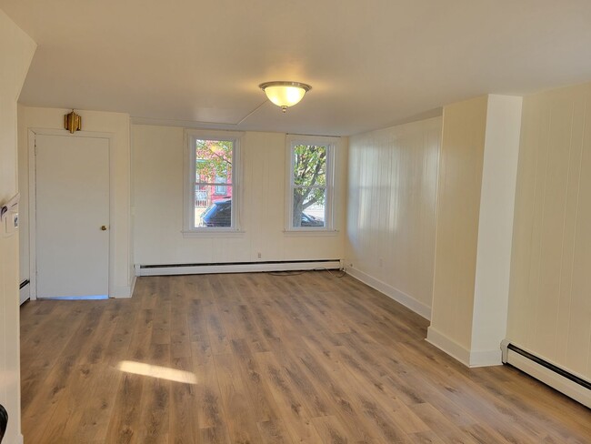 Building Photo - Newly Remodeled 3BD 1Bath Home-Pet approved