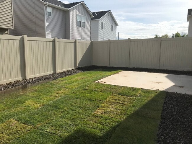 Building Photo - Beautiful brand new 3 bed/2.5 bath home in...