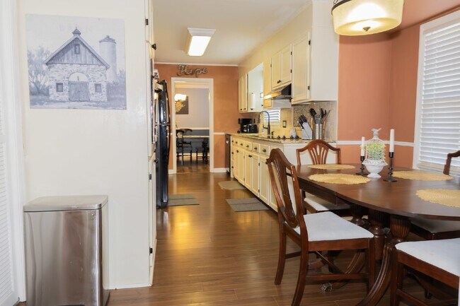 Building Photo - Spacious Stay for Crews | 4BR + Parking + ...