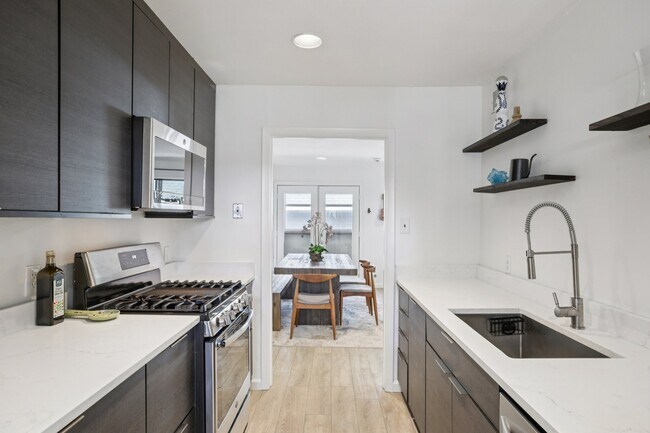 Building Photo - 1106 W 6th St