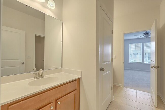 Building Photo - Spacious Mt. Pleasant Townhome!