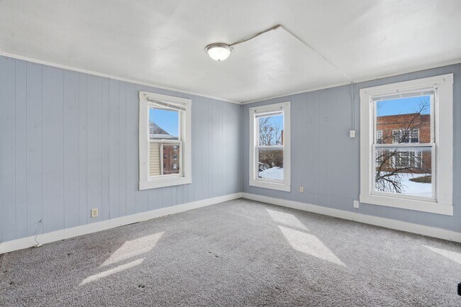 Building Photo - Spacious 4bed 2 bath home in Davenport