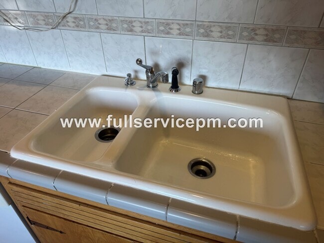 Building Photo - Charming house in downtown Snohomish