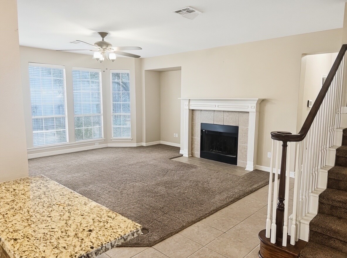 Living - 15201 Calaveras Dr