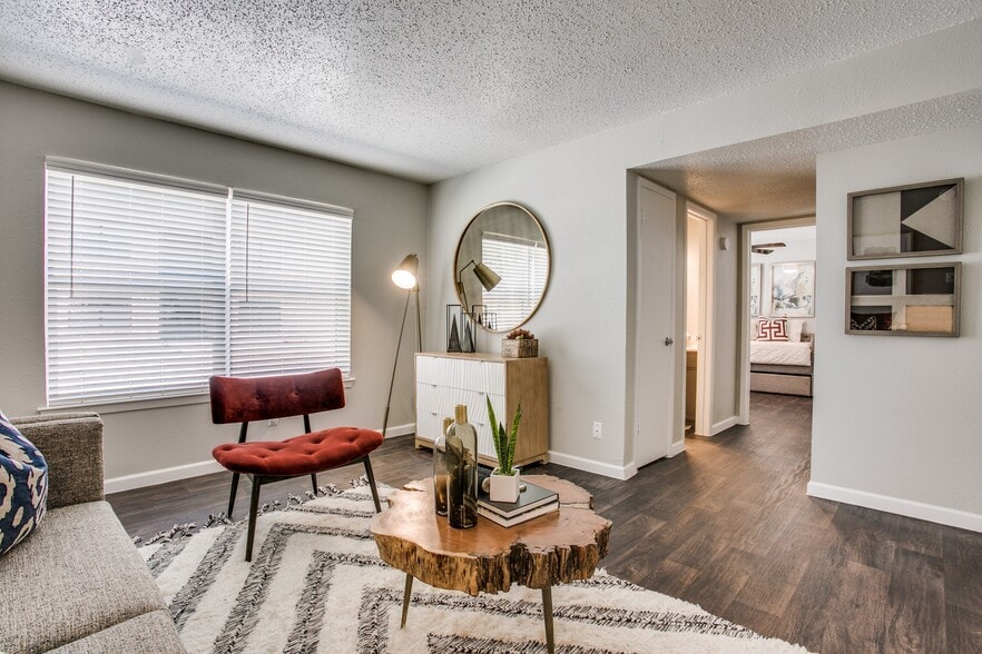 B1 - 2BD, 1BA - 930SF - Living Room/Hallway - The Ruston