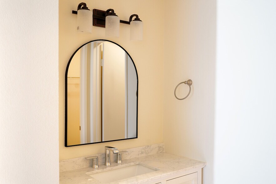 Building Photo - 17161 Alva Rd