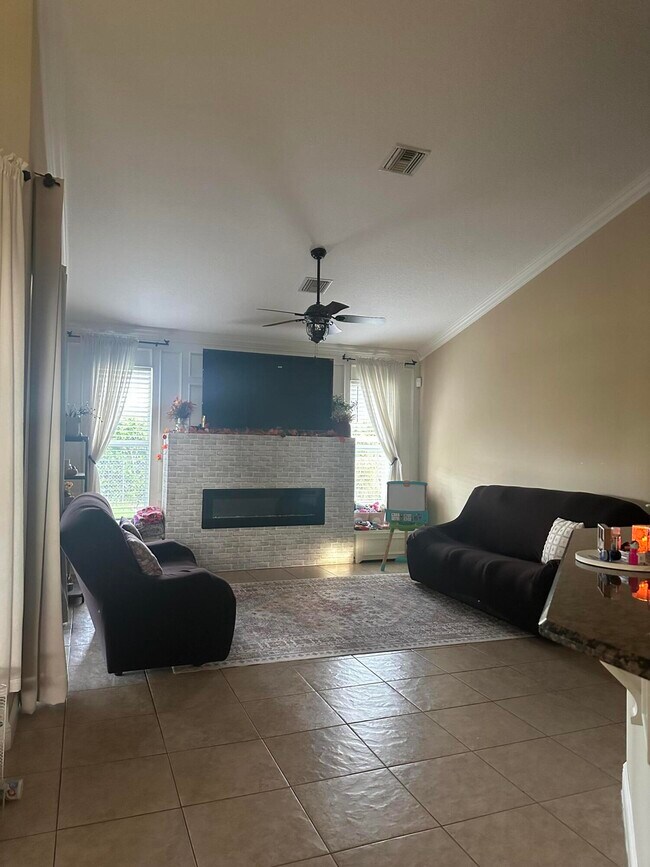 Building Photo - 2347 SW Kent Cir