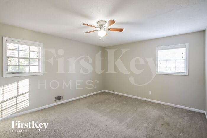 Building Photo - 61 Vanya Ln SE