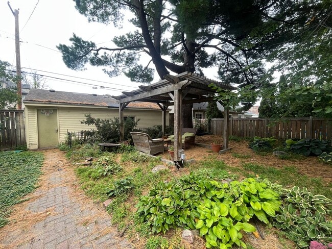 Building Photo - This Amazing 4BR/2 BA Home on Summit Hill ...