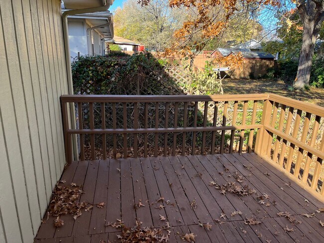 Building Photo - ADORABLE 3 BEDROOM HOUSE- FENCED BACK YARD