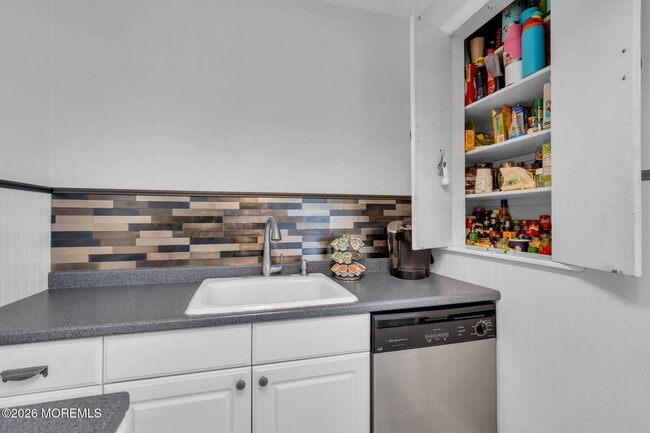 Building Photo - 242 Pennsylvania Ave