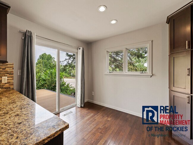 Building Photo - 4-Bed, 3-Bath Tri-Level in Prime Location