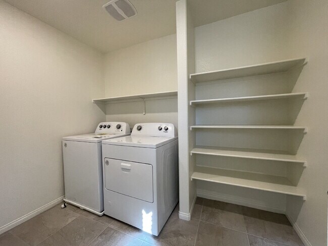 Building Photo - 4 BED 2.5 BATH 2 CAR GARAGE SINGLE FAMILY HOME IN CADENCE, HENDERSON w/ LARGE BACKYARD
