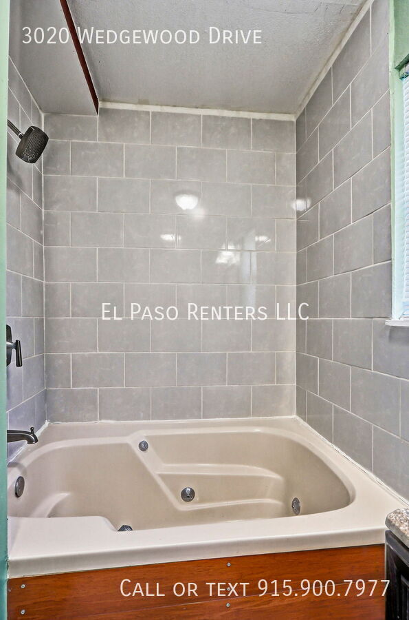 Building Photo - 3020 Wedgewood Dr