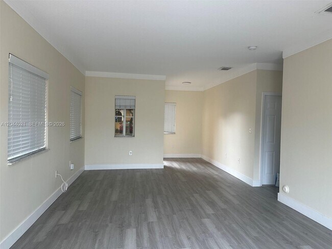 Building Photo - 1142 NE 41st Ave