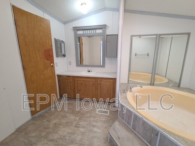 Building Photo - 700 W Ridgeway Ave
