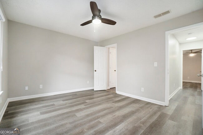 Building Photo - 5045 Laurel Springs Way SE