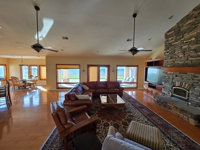 Building Photo - Private Country Living!!!