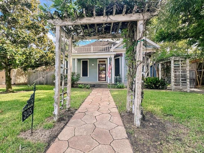 Building Photo - 305 W Brazos St