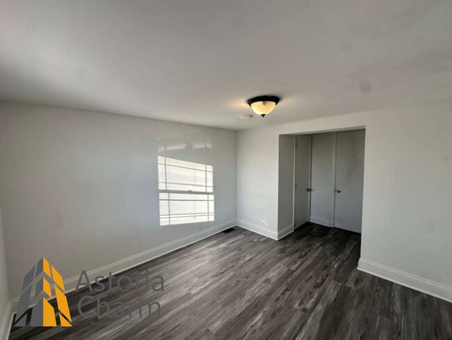 Building Photo - 3 Bedrooms Fenced Yard in a Desirable Neighborhood