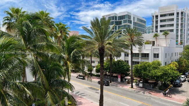 Building Photo - 1621 Collins Ave